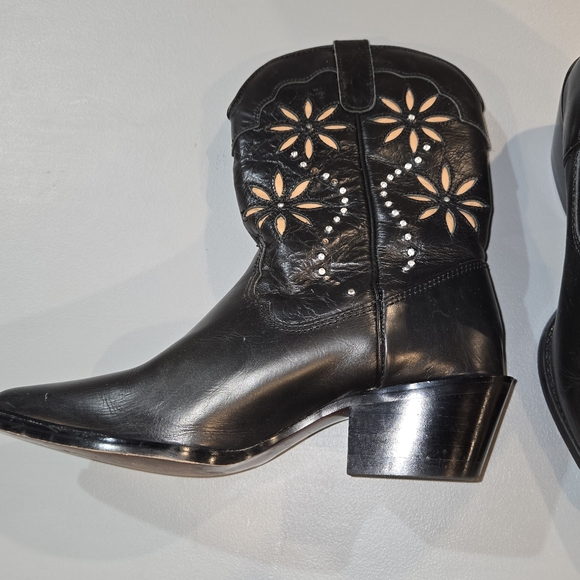 Elegant Black Ankle Boots with Floral Cutouts (6c16) - Picture 3 of 9